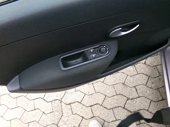 Renault Clio 2010 photo 2