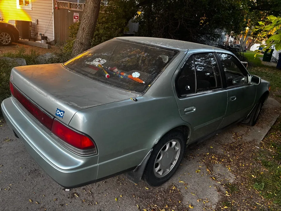 Nissan Maxima 1989 photo 4
