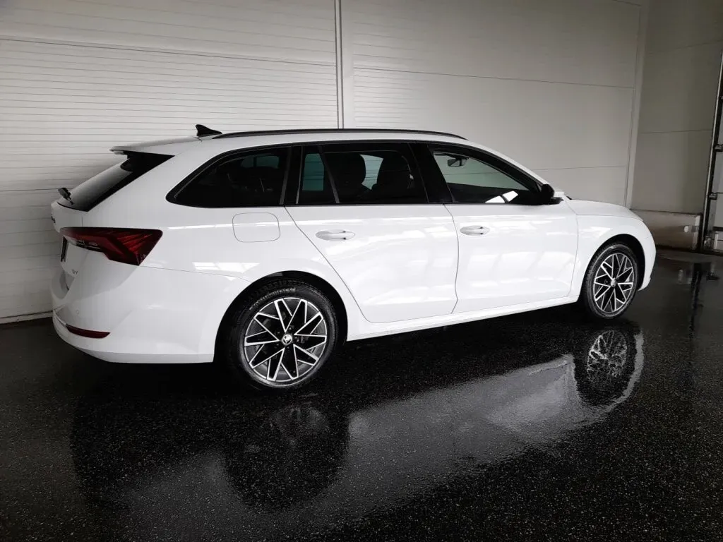 Skoda Octavia 2023 photo 2