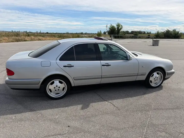 Mercedes-Benz E-Class 1996 photo 3