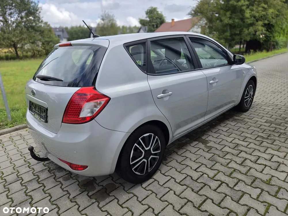 Kia Ceed 2011 photo 2