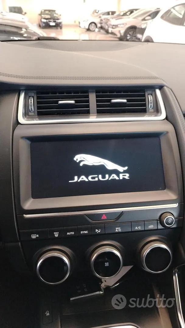 Jaguar E-Pace 2019 photo 2