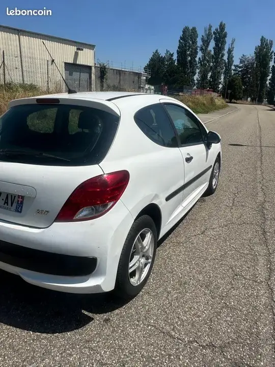 Peugeot 207 2010 photo 2