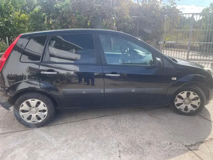 Ford Fiesta 2006 photo 2