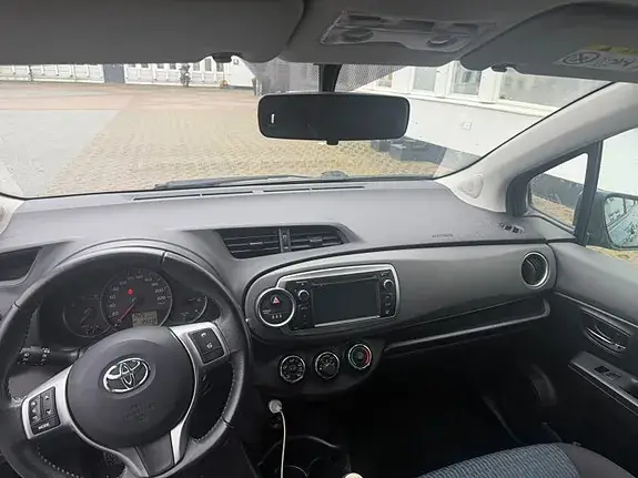 Toyota Yaris 2013 photo 5