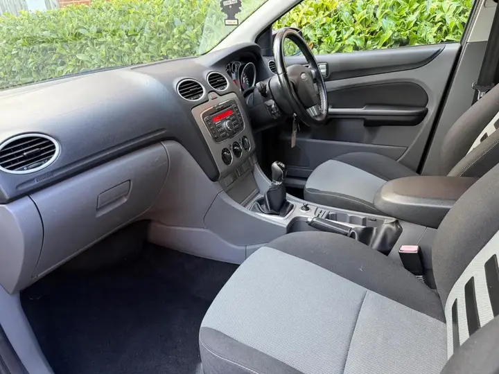 Ford Focus 2009 photo 2