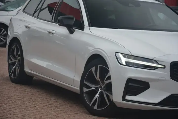 Volvo V60 2022 photo 2