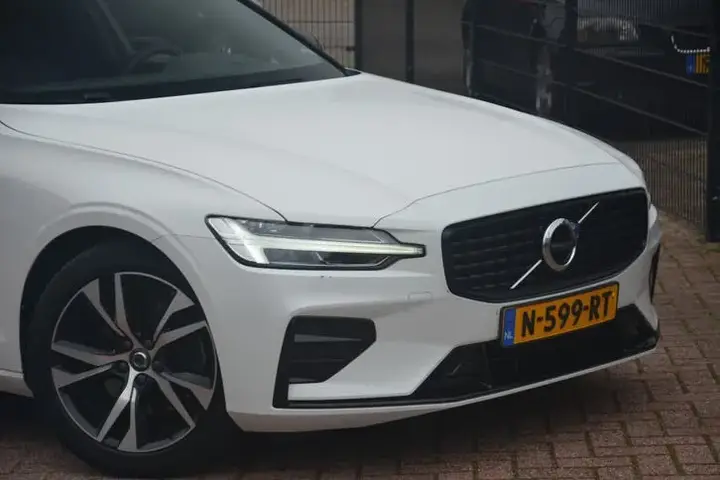 Volvo V60 2022 photo 3