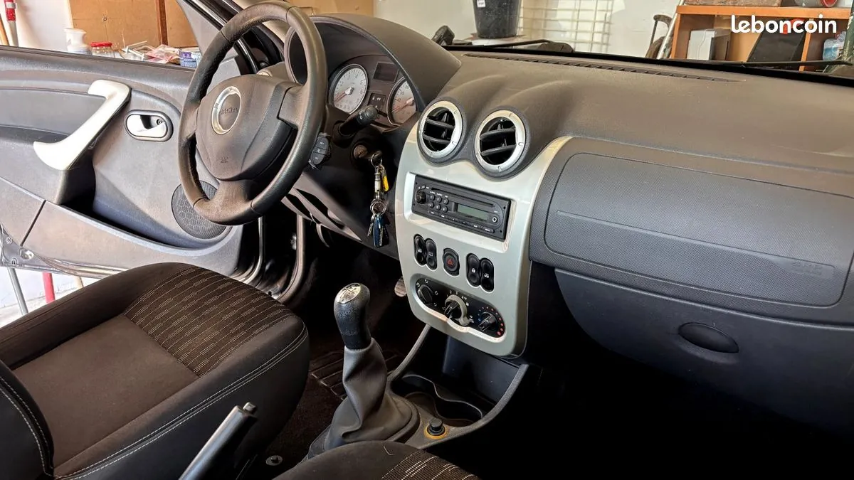 Dacia Sandero 2010 photo 3