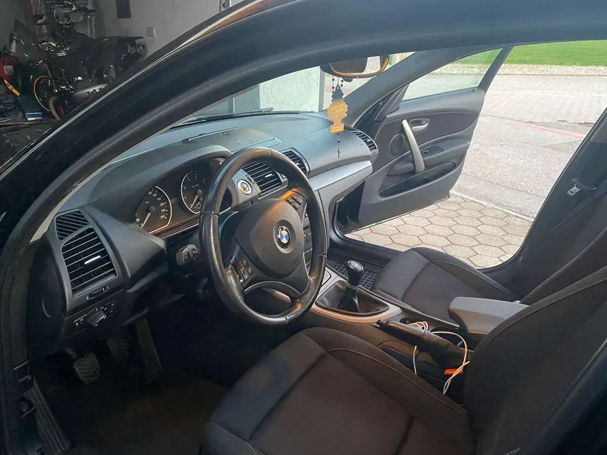BMW 1 Series 2009 photo 2
