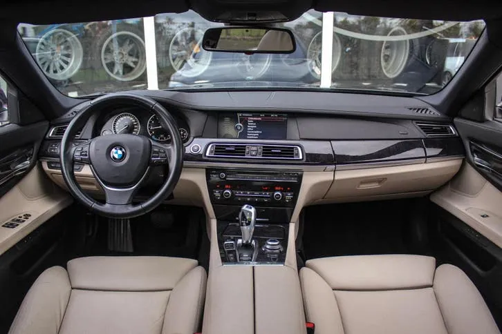 BMW 7 Series 2012 photo 3