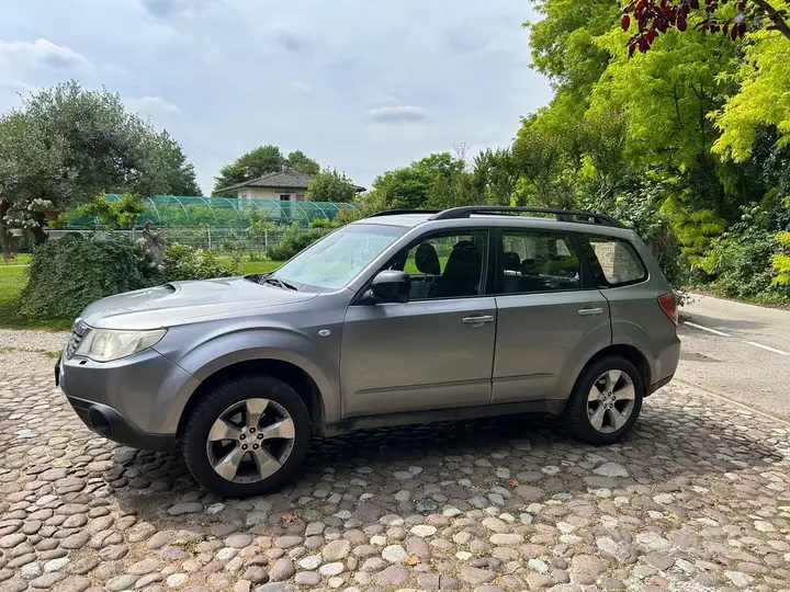 Subaru Forester 2010 photo 2