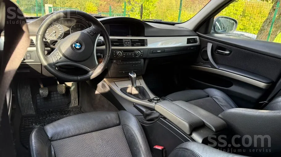 BMW 320 2011 photo 2