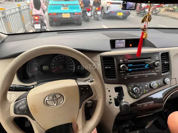 Toyota Sienna 2010 photo 2