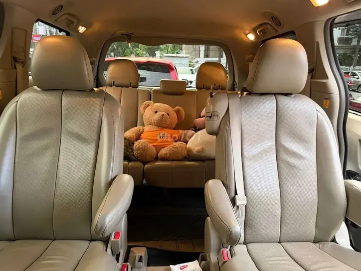 Toyota Sienna 2010 photo 4