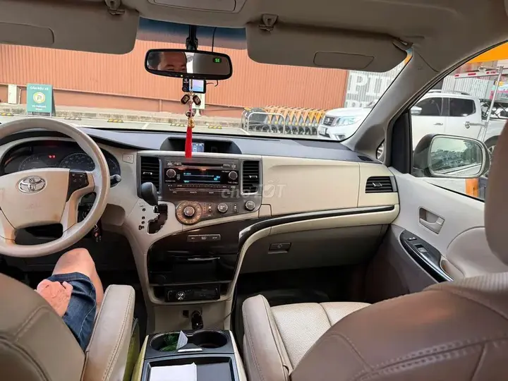 Toyota Sienna 2010 photo 5