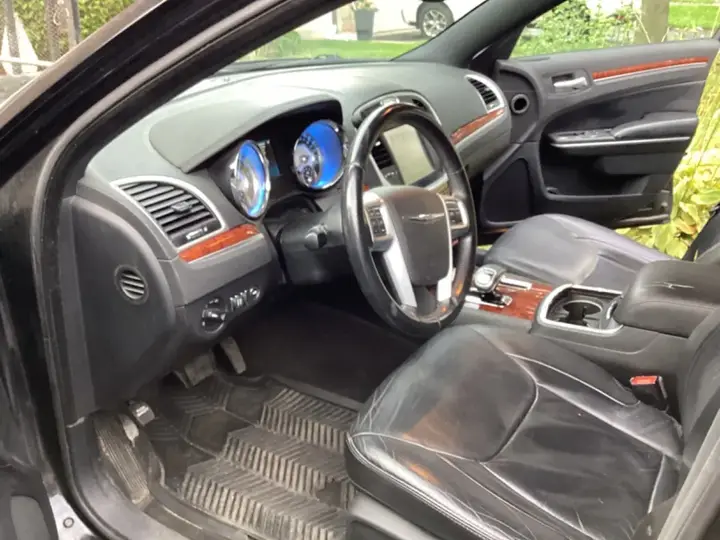 Chrysler 300 2013 photo 2