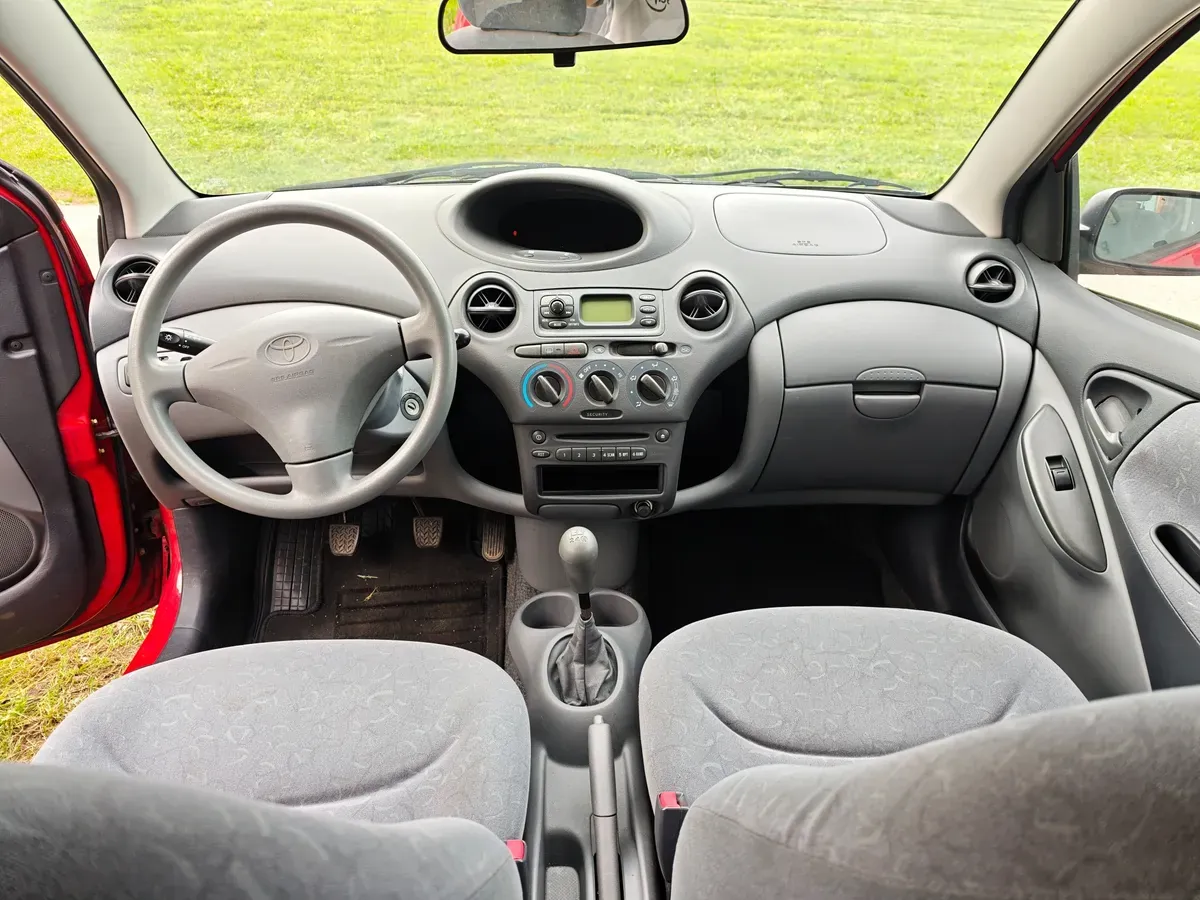Toyota Yaris 2000 photo 3