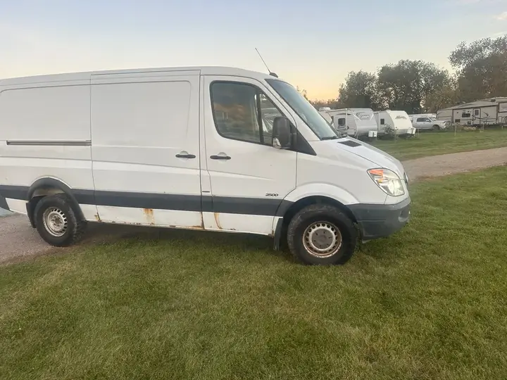 Mercedes-Benz Sprinter Van 2010 photo 4
