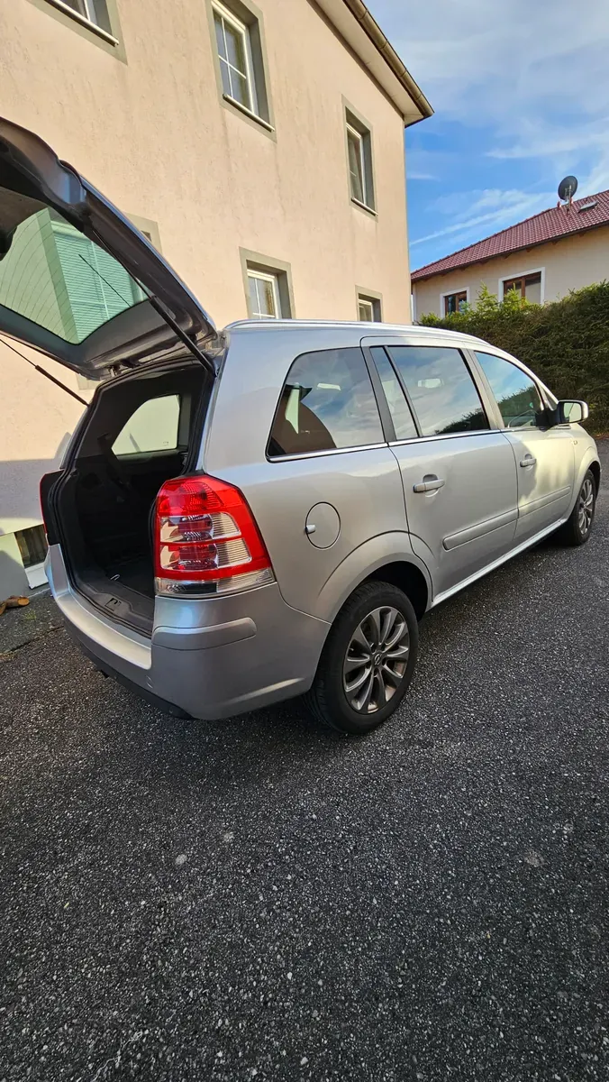 Opel Zafira Tourer 2011 photo 2