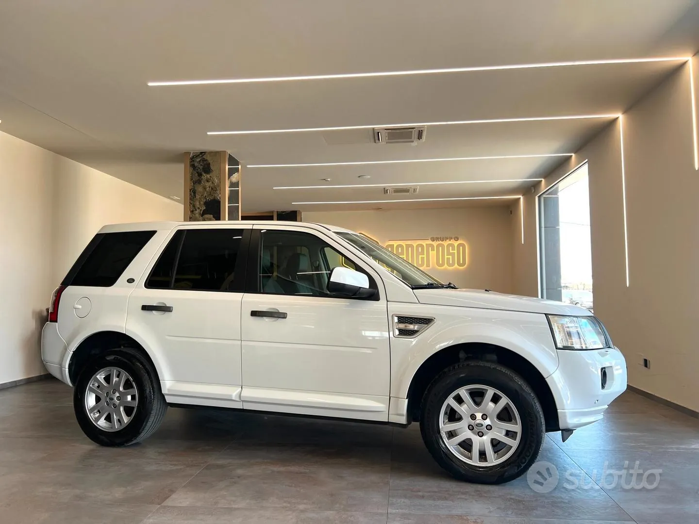 Land Rover Freelander 2012 photo 2