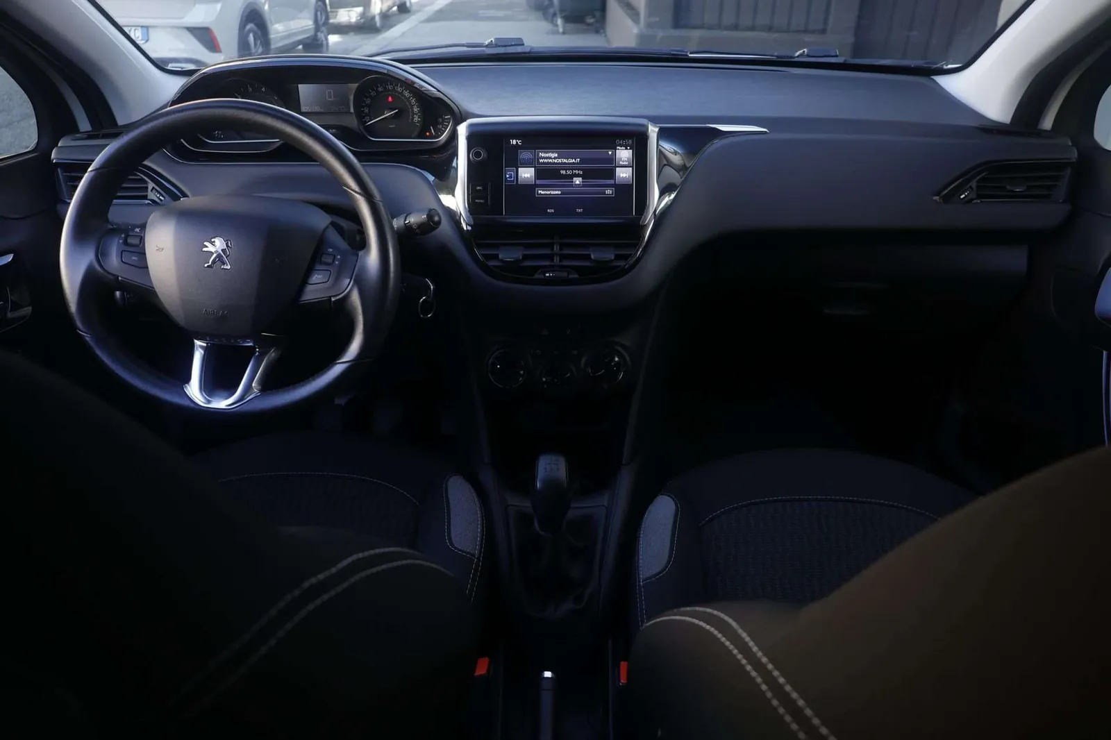 Peugeot 208 2016 photo 2