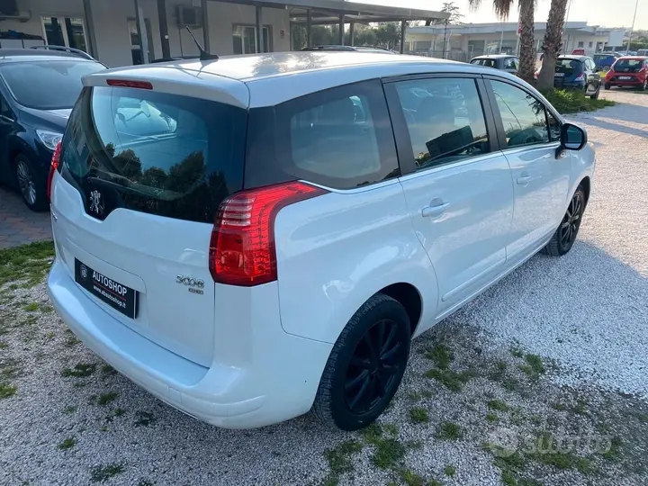 Peugeot 5008 2011 photo 5