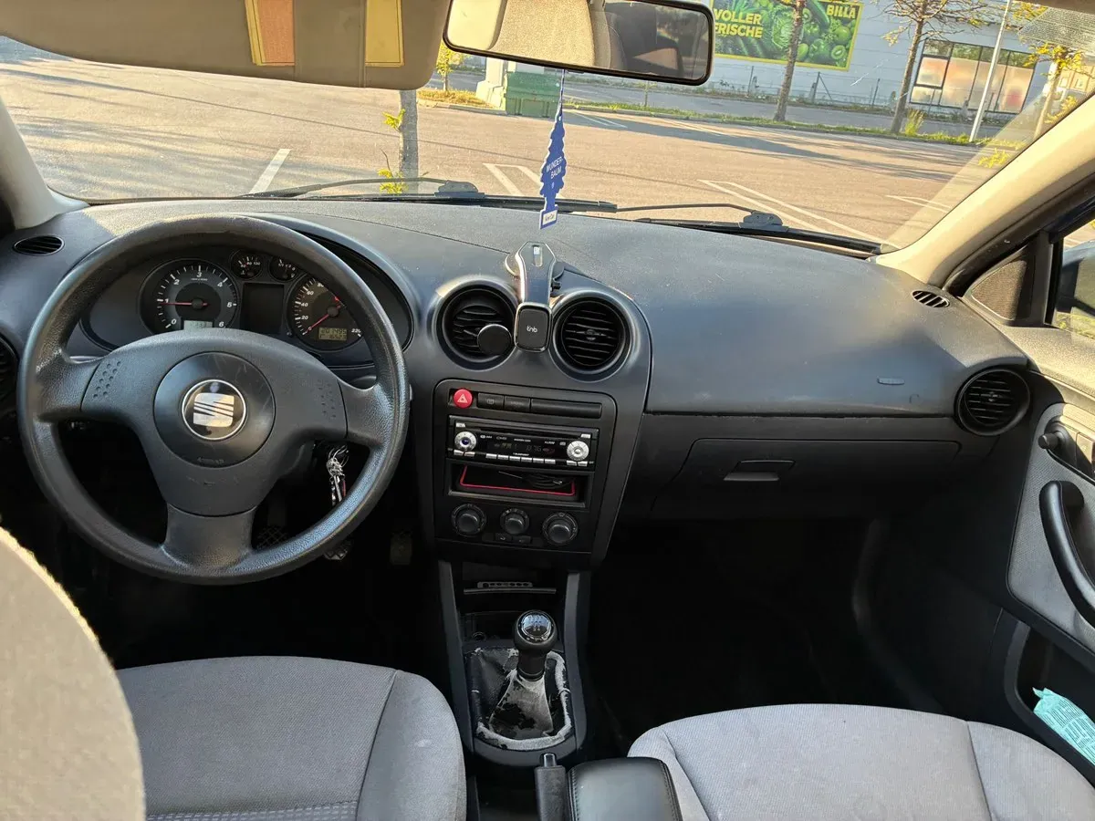 Seat Ibiza 2004 photo 2