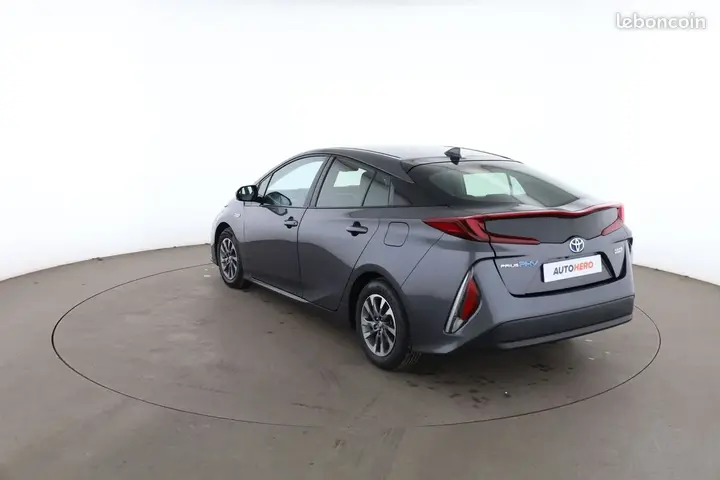 Toyota Prius 2019 photo 2