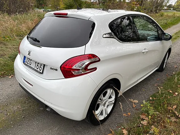 Peugeot 208 2012 photo 4