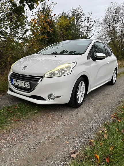 Peugeot 208 2012 photo 2