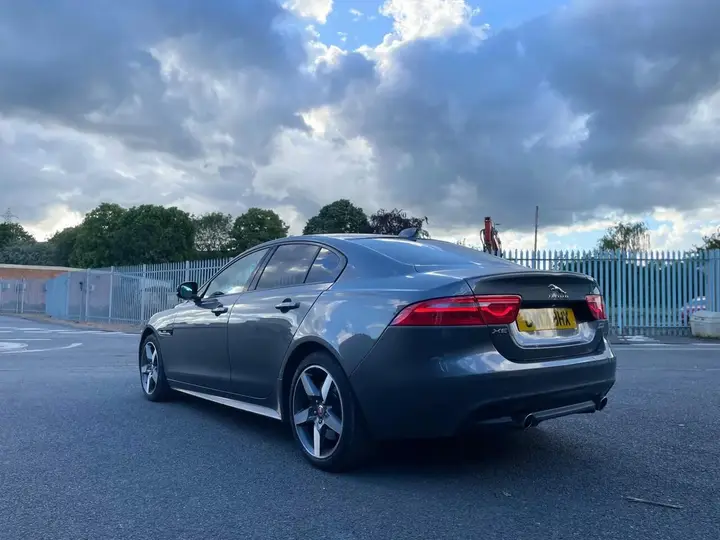 Jaguar Xe 2017 photo 5