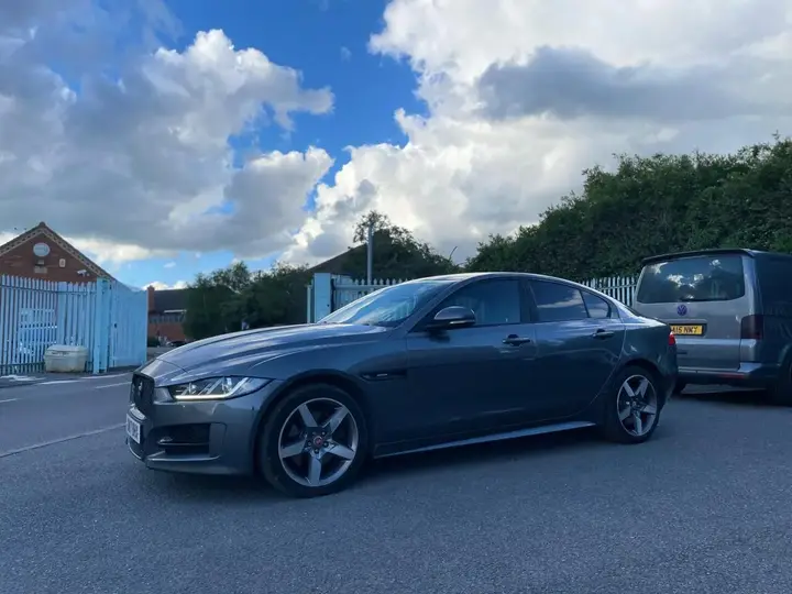 Jaguar Xe 2017 photo 4