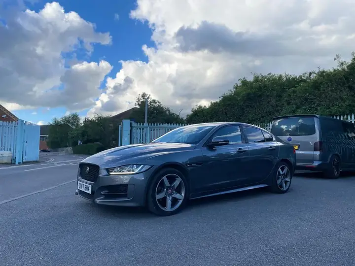 Jaguar Xe 2017 photo 2