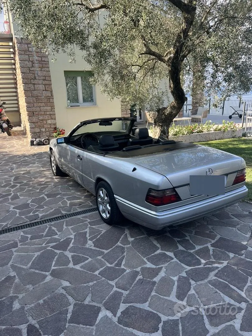 Mercedes-Benz E-Class Cabriolet 1994 photo 2