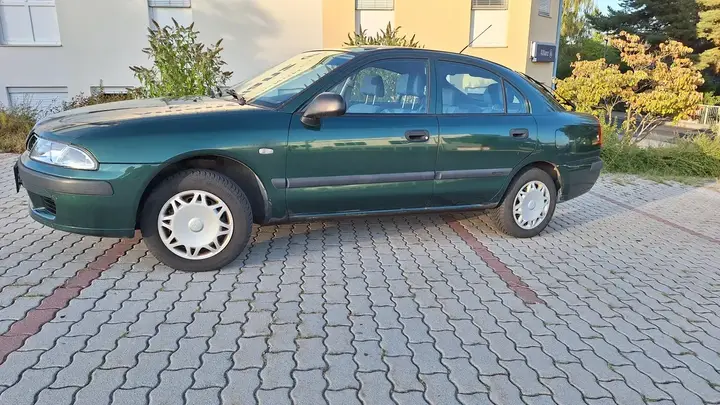 Mitsubishi Carisma 2001 photo 2
