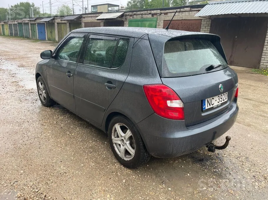 Skoda Fabia 2011 photo 4