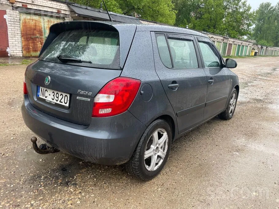 Skoda Fabia 2011 photo 3