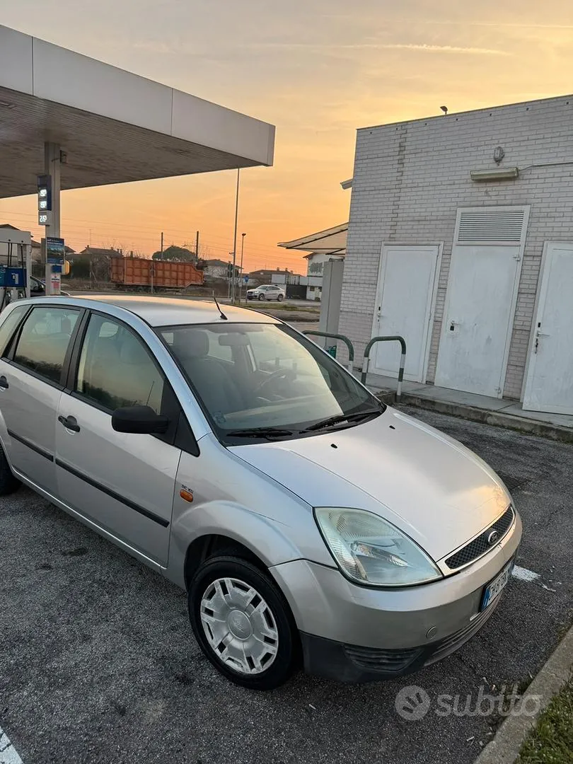 Ford Fiesta 2003 photo 2