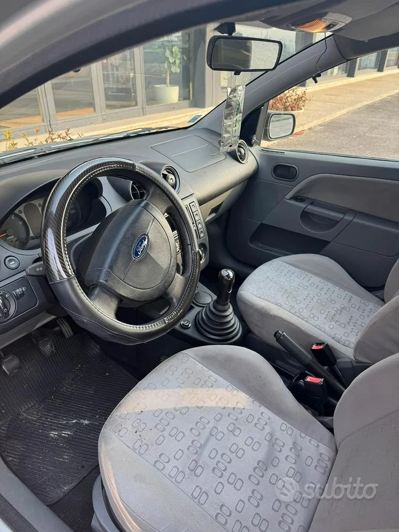 Ford Fiesta 2003 photo 4