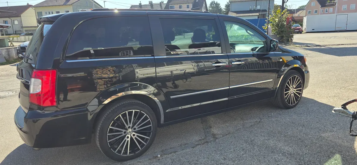 Lancia Voyager 2012 photo 3