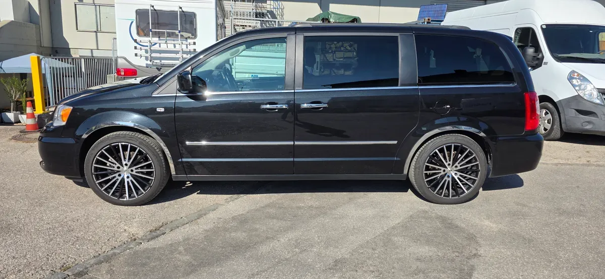 Lancia Voyager 2012 photo 2