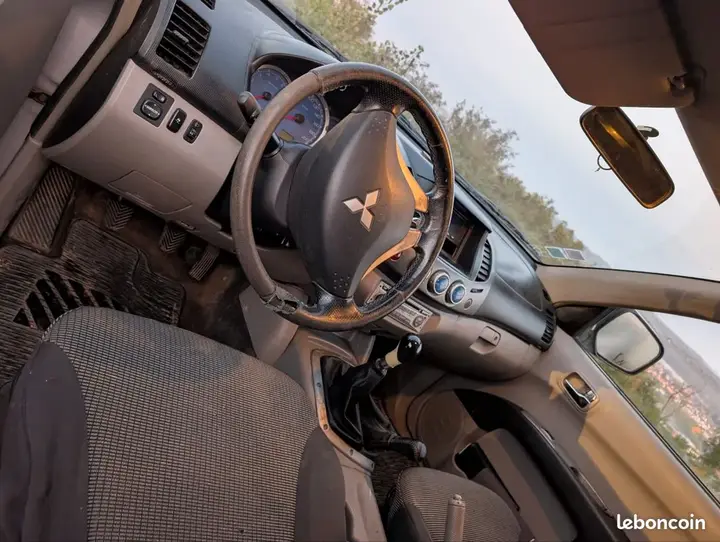 Mitsubishi L200 2006 photo 2