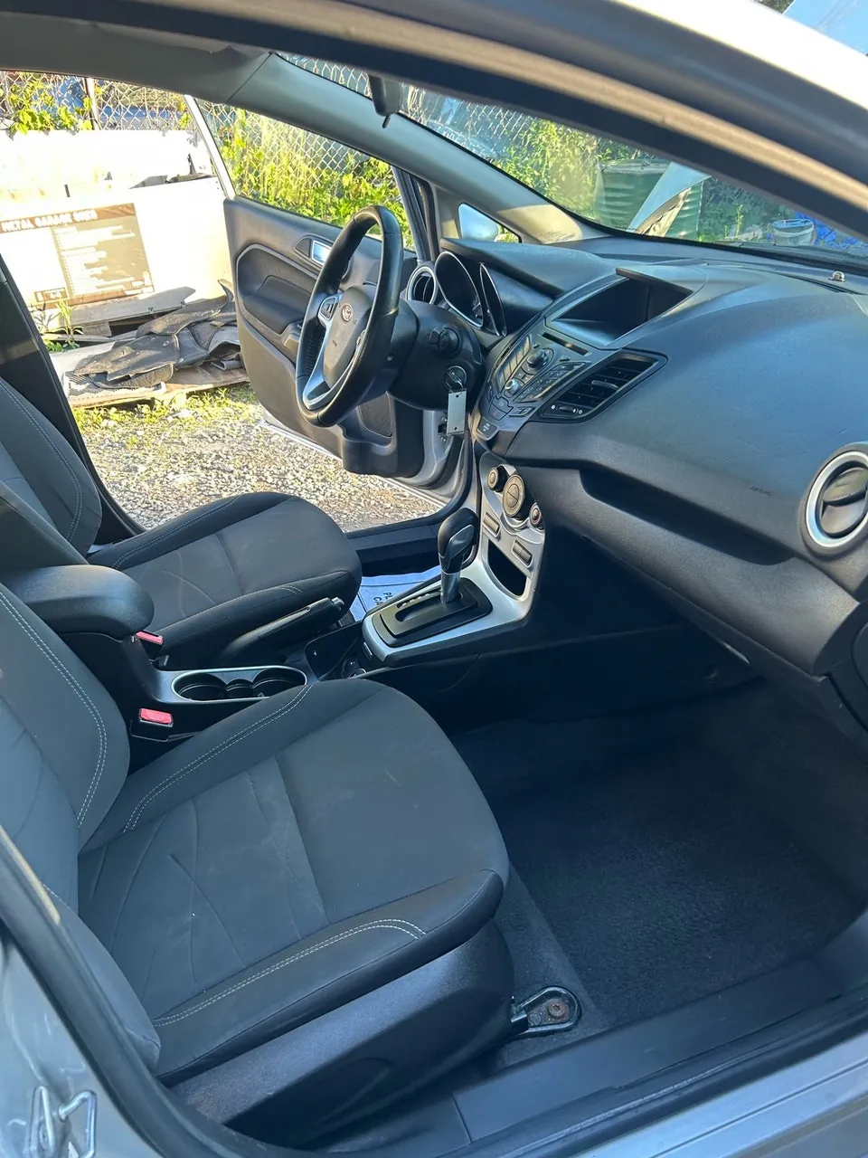 Ford Fiesta 2015 photo 2