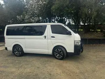 Toyota Hiace 2013 photo 2