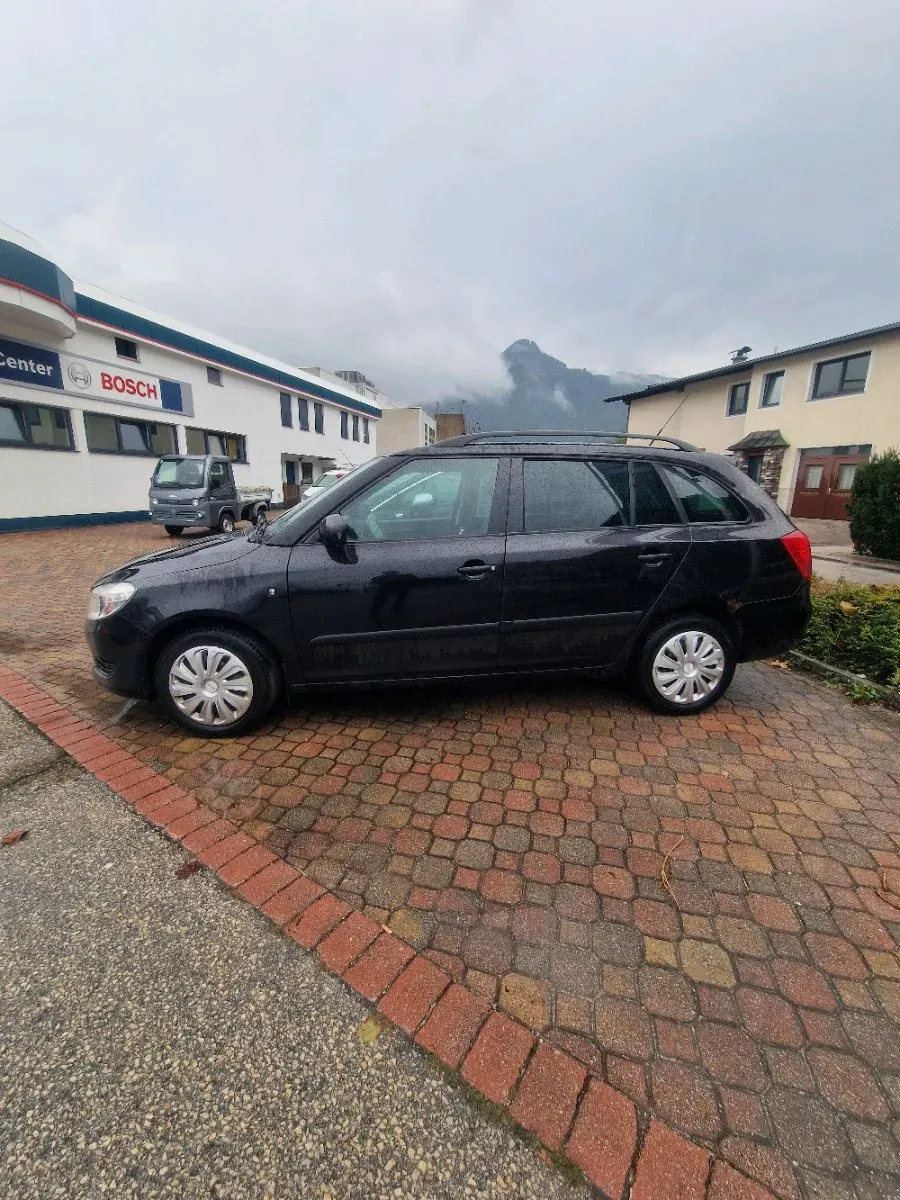 Skoda Fabia 2010 photo 3