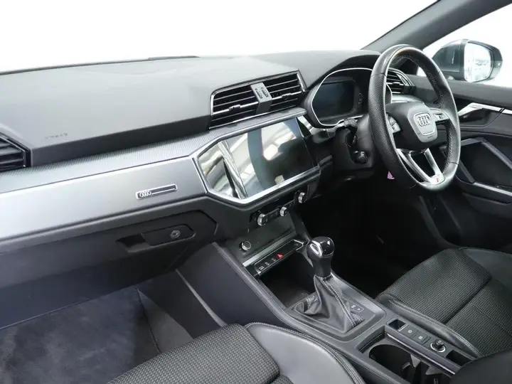 Audi Q3 2023 photo 2