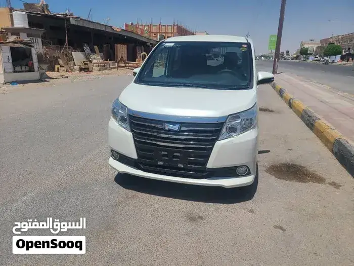Toyota Noah 2015 photo 2