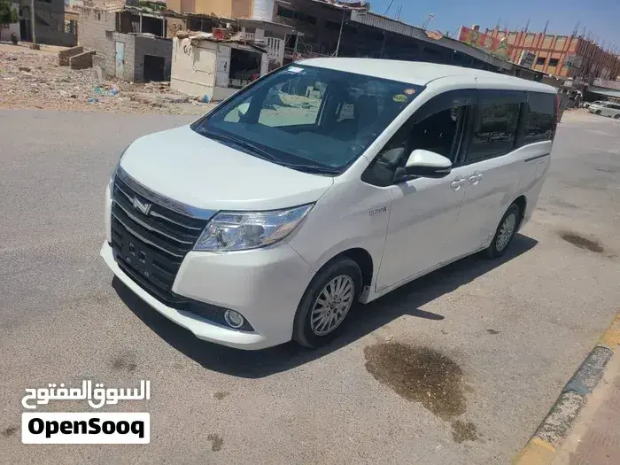 Toyota Noah 2015 photo 3