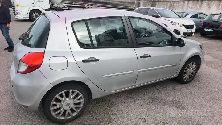 Renault Clio 2010 photo 3
